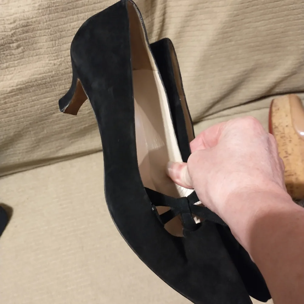 Manolo Blahnik Suede Pumps  38.5